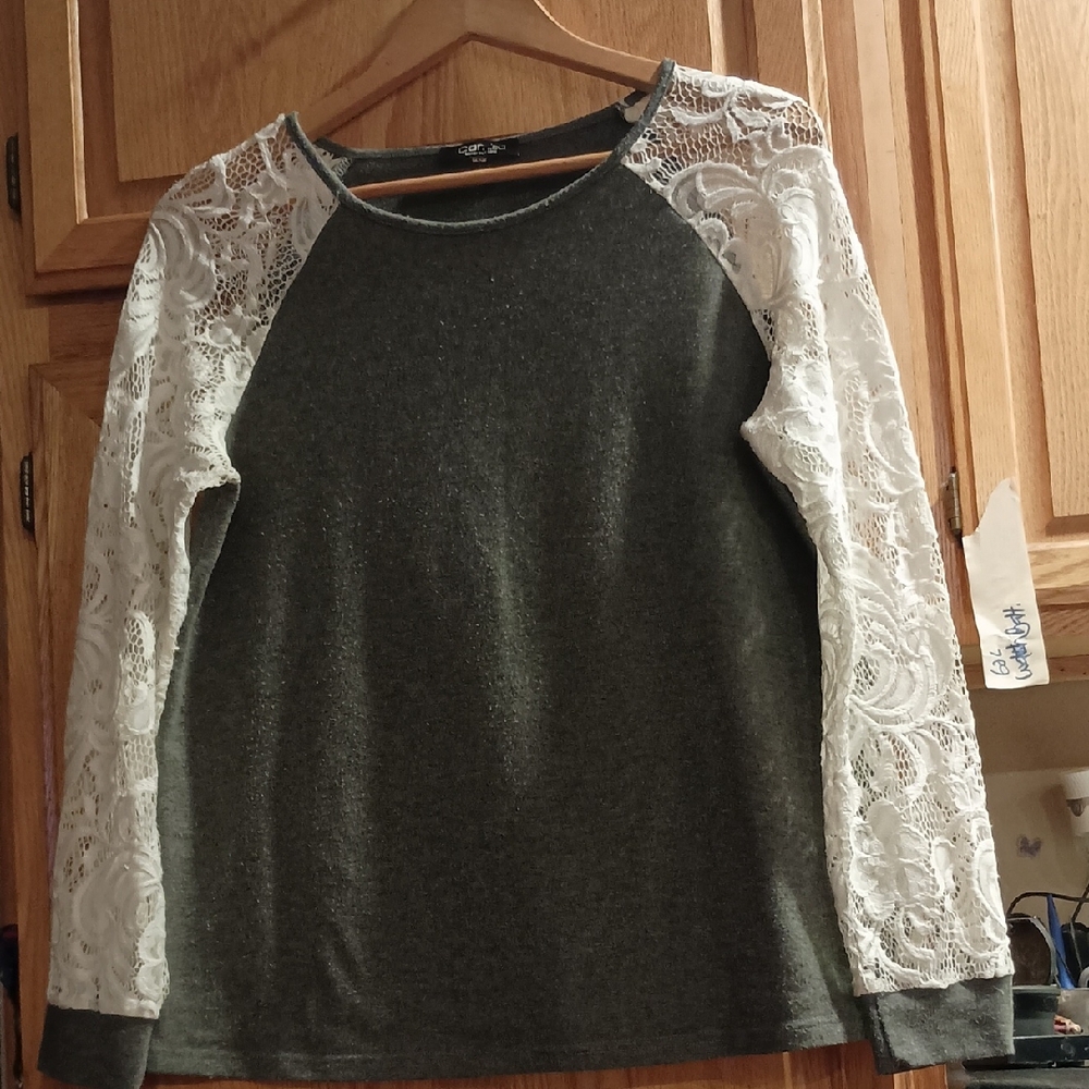Camisa Chic Long Sleeve Top with Lace Accents